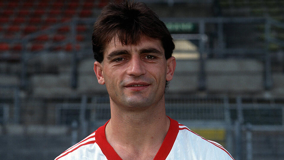 Februar 1993: Der Rumäne Michael Klein (33) stirbt während eines Lauftrainings mit dem Team von Bayer Uerdingen an Herzversagen. Februar 1993: Der Rumäne Michael Klein (33) stirbt während eines Lauftrainings mit dem Team von Bayer Uerdingen an Herzversagen.