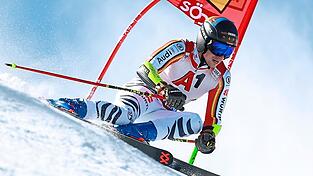 Die Ski-Hoffnung aus dem Bayerwald ist an der Weltspitze angekommen: Jonas Stockinger hat beim ersten Weltcup-Rennen der Saison überzeugt und wertvolle Punkte geholt.