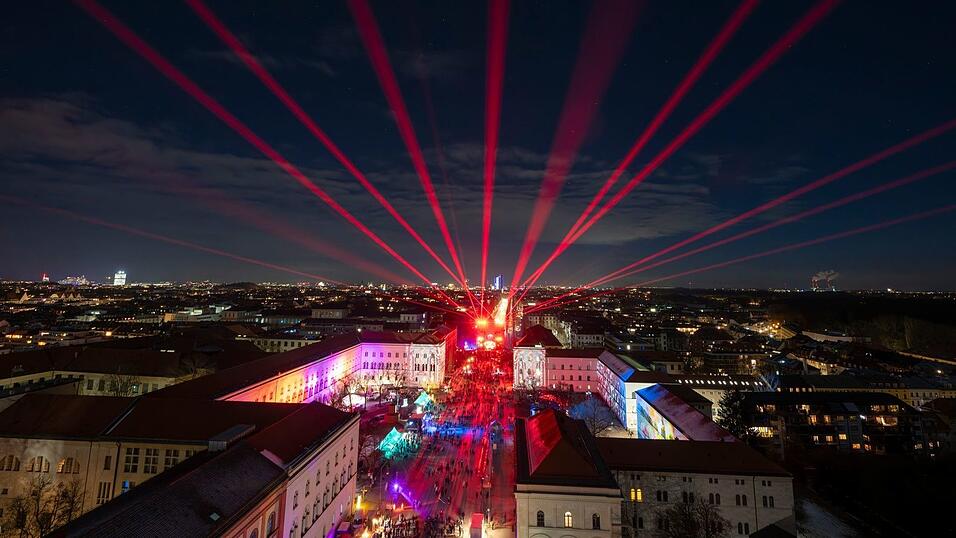Eine Lasershow auf der Silvestermeile auf der Ludwigstra&szlig;e in M&uuml;nchen.