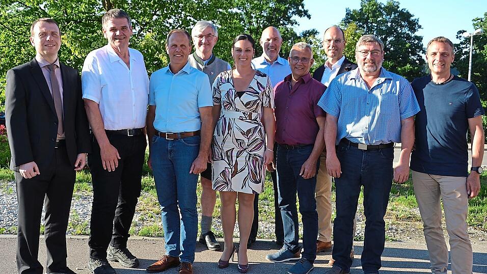 Geschäftsführer Thomas Dengler mit den beiden Vorsitzenden des Zweckverbandes Wasserversorgung Hallertau, Michael Krumbucher und Leonhard Berger, sowie den Werkausschussmitgliedern Michael Hobmaier, Karoline Fritz-Ertlmaier, Holger Nick, Michael Ostermayr, Franz Högl, Alois Brummer und Michael Senger; auf dem Bild fehlen Paul Weber und Markus Huber (v. l.). Geschäftsführer Thomas Dengler mit den beiden Vorsitzenden des Zweckverbandes Wasserversorgung Hallertau, Michael Krumbucher und Leonhard Berger, sowie den Werkausschussmitgliedern Michael Hobmaier, Karoline Fritz-Ertlmaier, Holger Nick, Michael Ostermayr, Franz Högl, Alois Brummer und Michael Senger; auf dem Bild fehlen Paul Weber und Markus Huber (v. l.).