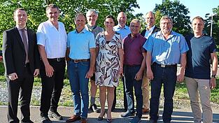 Gesch&auml;ftsf&uuml;hrer Thomas Dengler mit den beiden Vorsitzenden des Zweckverbandes Wasserversorgung Hallertau, Michael Krumbucher und Leonhard Berger, sowie den Werkausschussmitgliedern Michael Hobmaier, Karoline Fritz-Ertlmaier, Holger Nick, Michael Ostermayr, Franz H&ouml;gl, Alois Brummer und Michael Senger; auf dem Bild fehlen Paul Weber und Markus Huber (v. l.).
