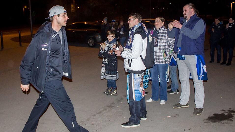 Goalie Matt Climie auf dem Weg ins Eisstadion. Goalie Matt Climie auf dem Weg ins Eisstadion.