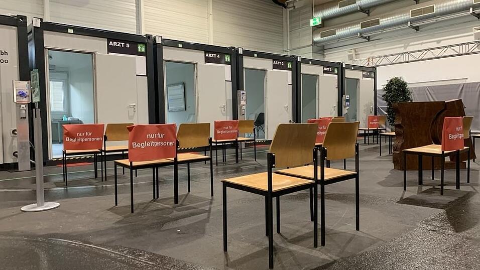 Der Wartebereich im Impfzentrum Straubing.