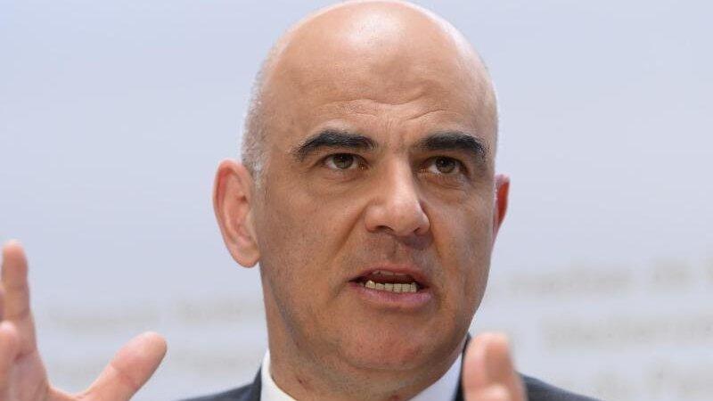 Alain Berset, Gesundheitsminister der Schweiz, bei einer Pressekonferenz. Trotz hoher Corona-Infektionszahlen hebt die Schweiz fast alle Schutzmaßnahmen gegen Corona auf. Alain Berset, Gesundheitsminister der Schweiz, bei einer Pressekonferenz. Trotz hoher Corona-Infektionszahlen hebt die Schweiz fast alle Schutzmaßnahmen gegen Corona auf.