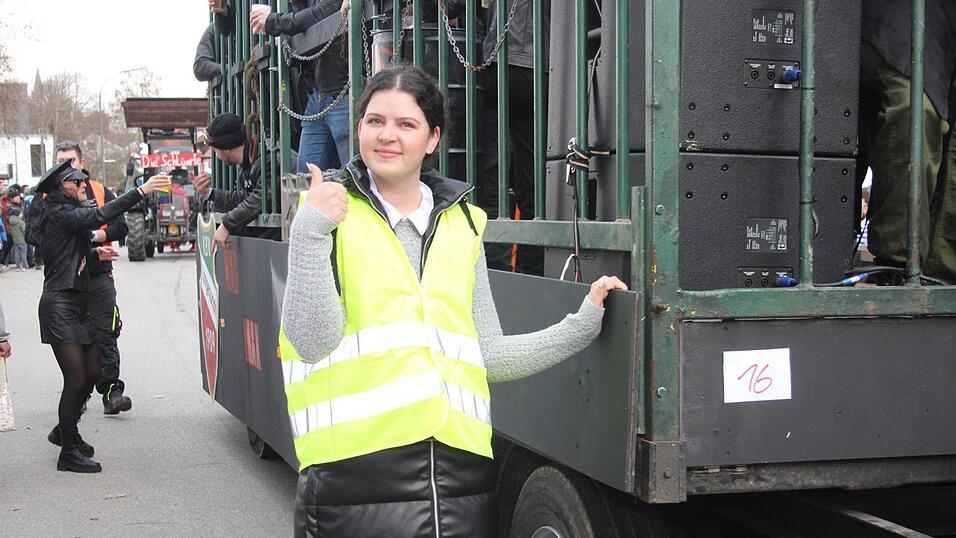 Viele Faschings-Fans haben sich am Samstag den Umzug in Langenbach angesehen. Viele Faschings-Fans haben sich am Samstag den Umzug in Langenbach angesehen.