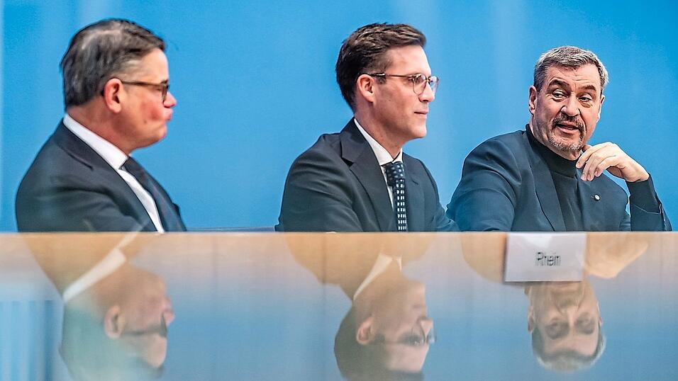 Markus Söder (r.), Boris Rhein (l.) und Manuel Hagel attackieren den Länderfinanzausgleich. Markus Söder (r.), Boris Rhein (l.) und Manuel Hagel attackieren den Länderfinanzausgleich.