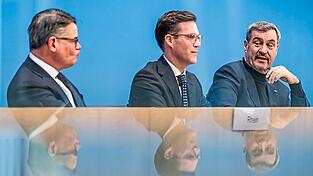 Markus S&ouml;der (r.), Boris Rhein (l.) und Manuel Hagel attackieren den L&auml;nderfinanzausgleich.