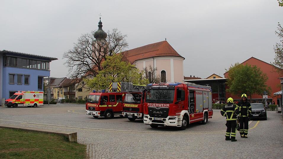 Feuerwehreinsatz an der Grund- und Mittelschule Landau