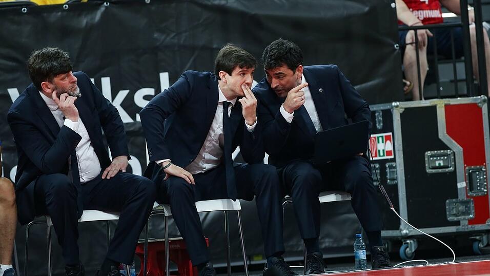 Zum Meister gecoacht: Alba-Trainer Pedro Calles (M). Zum Meister gecoacht: Alba-Trainer Pedro Calles (M).