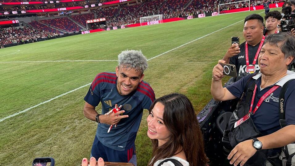 Die Bayern-Stars, wie hier Luis Díaz, ließen sich auf der Reise feiern. Die Bayern-Stars, wie hier Luis Díaz, ließen sich auf der Reise feiern.