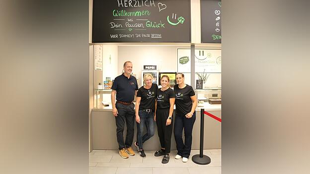 Konrektor Johannes Dieckmann gemeinsam mit dem neuen Cateringteam um Daniela Hauser (Zweite von rechts). Sie wird unterst&uuml;tzt von Irmi Gitterer (Zweite von links) sowie Kathleen G&ouml;rlich (rechts).