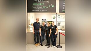 Konrektor Johannes Dieckmann gemeinsam mit dem neuen Cateringteam um Daniela Hauser (Zweite von rechts). Sie wird unterstützt von Irmi Gitterer (Zweite von links) sowie Kathleen Görlich (rechts). Konrektor Johannes Dieckmann gemeinsam mit dem neuen Cateringteam um Daniela Hauser (Zweite von rechts). Sie wird unterstützt von Irmi Gitterer (Zweite von links) sowie Kathleen Görlich (rechts).