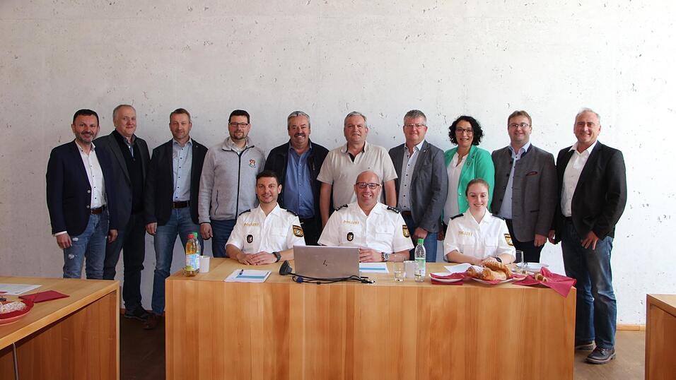 Die Bürgermeister der Kommunen sowie PI-Leiter Christian Pongratz (sitzend, Mitte), sein Stellvertreter Thomas Schmidt und die Praktikantin Rebecca Schötz freuen sich über die sichere Lage im Altlandkreis. Die Bürgermeister der Kommunen sowie PI-Leiter Christian Pongratz (sitzend, Mitte), sein Stellvertreter Thomas Schmidt und die Praktikantin Rebecca Schötz freuen sich über die sichere Lage im Altlandkreis.