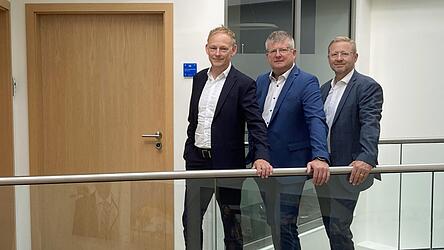 Die Vorst&auml;nde Michael Wurm (l.) und Reinhard Stahl (r.) ernteten f&uuml;r ihre positive Bilanz auch ein Lob an alle Mitarbeiter der Raiffeisenbank vom Aufsichtsratsvorsitzenden Heinz Niedermayer.