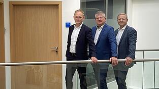 Die Vorst&auml;nde Michael Wurm (l.) und Reinhard Stahl (r.) ernteten f&uuml;r ihre positive Bilanz auch ein Lob an alle Mitarbeiter der Raiffeisenbank vom Aufsichtsratsvorsitzenden Heinz Niedermayer.