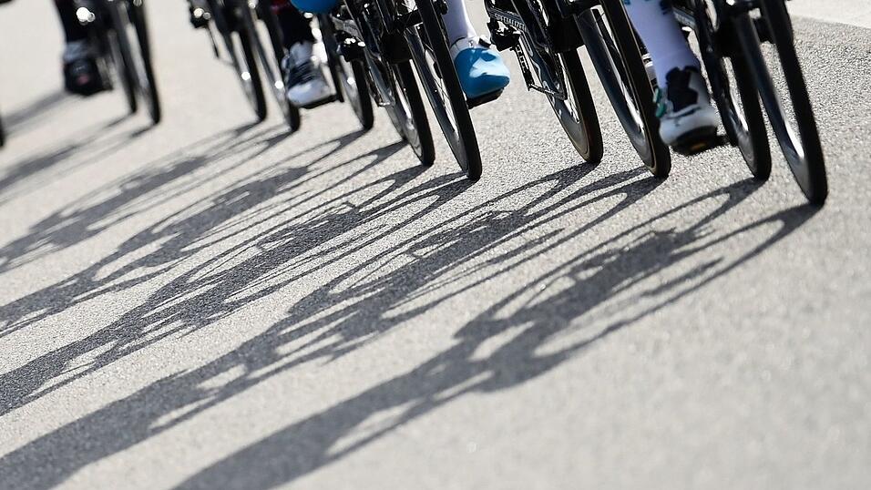 Vier Radfahrer sind bei dem Vorfall in Italien zum Teil schwer verletzt worden. (Symbolfoto) Vier Radfahrer sind bei dem Vorfall in Italien zum Teil schwer verletzt worden. (Symbolfoto)