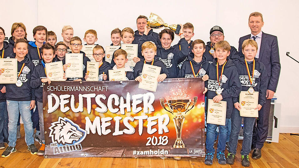 Die Schülermannschaft des IHC Atting mit Bürgermeister Robert Ruber (hinten rechts) und Trainer Markus Alzinger (Zweiter von rechts): Den Titel holten sich die jungen Sportler im Finale in einem Penalty-Krimi. Die Schülermannschaft des IHC Atting mit Bürgermeister Robert Ruber (hinten rechts) und Trainer Markus Alzinger (Zweiter von rechts): Den Titel holten sich die jungen Sportler im Finale in einem Penalty-Krimi.