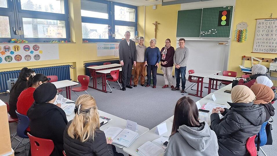 Die Mamas sitzen vor ihren Deutschb&uuml;chern. Bei der ersten Stunde dabei sind (v. l.) KEB-Vorsitzender Wolfgang Geier, KEB-Gesch&auml;ftsstellenleiterin Brigitte Eichinger, Lehrerin Renate Moscchettini, Jugendsozialarbeiterin Petra Tischler und Rektor Helmut Habereder.