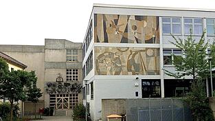 So sah die Joseph-von-Fraunhofer-Schule früher aus: Links das Metall-Relief von Josef Eberl, das mittlerweile entsorgt wurde, rechts vorne die Sgraffiti, die Fraunhofer und das Weltall zeigen.