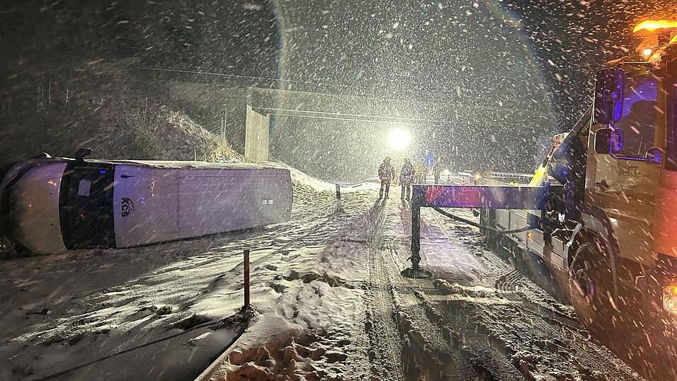 Einsatzkräfte sicherten die Unfallstelle, während der Bergungsarbeiten. Einsatzkräfte sicherten die Unfallstelle, während der Bergungsarbeiten.