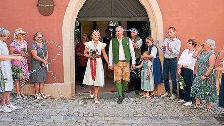 Das gl&uuml;ckliche Brautpaar durchschreitet ein Spalier aus Freunden und Kollegen.