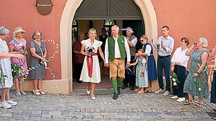 Das gl&uuml;ckliche Brautpaar durchschreitet ein Spalier aus Freunden und Kollegen.