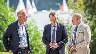 Die Sonne am Aasee scheint freundlich vom Himmel, aber die Zukunft der Bundesregierung ist ungewiss. Die Fraktionsspitzen wollen sich auf den Herbst der Reformen einschwören. Die Sonne am Aasee scheint freundlich vom Himmel, aber die Zukunft der Bundesregierung ist ungewiss. Die Fraktionsspitzen wollen sich auf den Herbst der Reformen einschwören.