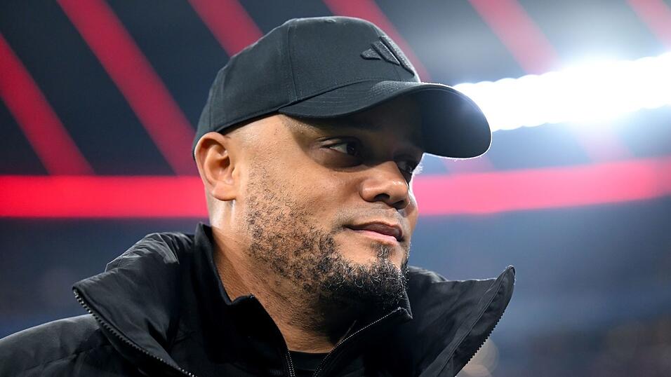 Bayern-Coach Vincent Kompany passierte bei einer Pressekonferenz ein Versehen - er nahm es mit Humor.