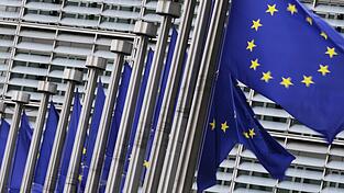 Die Flaggen der Europäischen Union flattern im Wind vor dem EU-Hauptquartier.