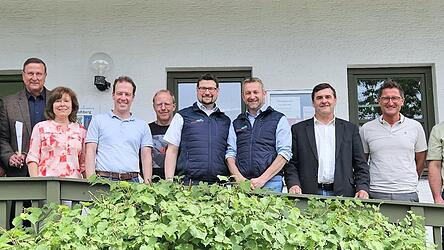 Die Teilnehmer des Gremiumstreffens des Aktionsb&uuml;ndnisses K&uuml;nisches Gebirge vor dem Lohberger Rathaus