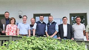 Die Teilnehmer des Gremiumstreffens des Aktionsb&uuml;ndnisses K&uuml;nisches Gebirge vor dem Lohberger Rathaus