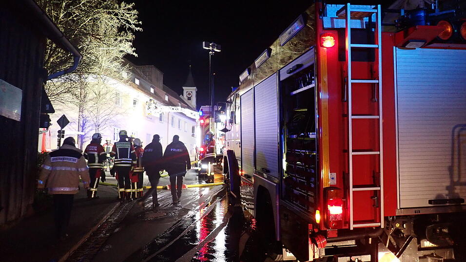 Bei einem Brand im Seniorenheim in Strahlfeld wurden neun Bewohner und ein Feuerwehrler verletzt. 