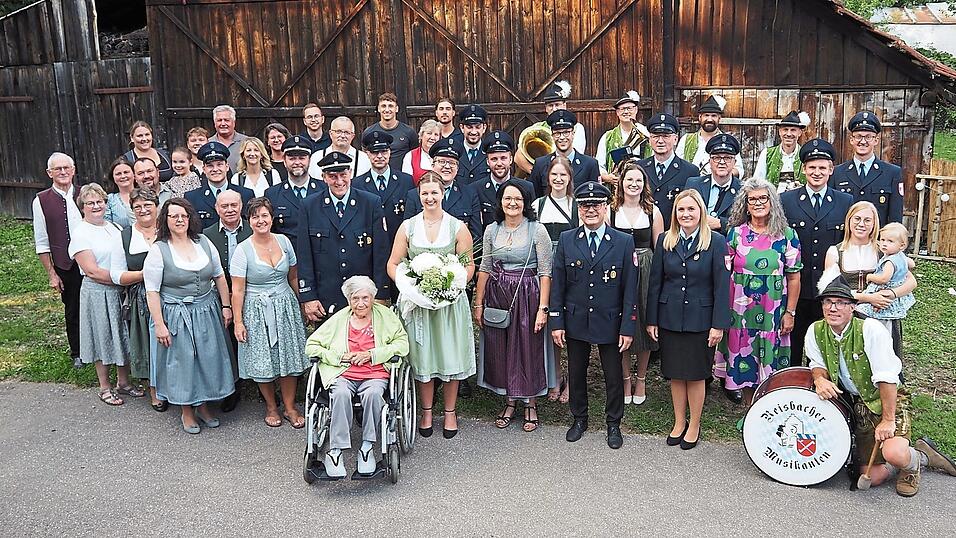 Festbraut Yvonne Kaspar (vorne mit Blumen) hat nach umfangreichen Pr&uuml;fungen endlich &bdquo;Ja&ldquo; gesagt.