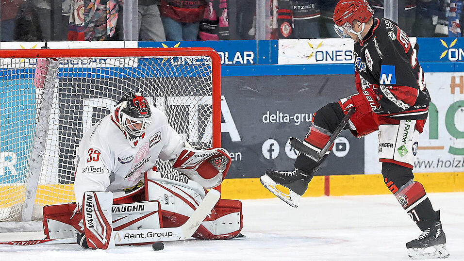 Einen Schritt vor - und später zwei zurück: David Stieler (rechts) murmelte die Hartgummischeibe nach einem Abpraller von der Bande irgendwie am 39-jährigen EC-Schlussmann Jerry Kuhn vorbei und brachte den EVL in Überzahl mit 1:0 in Front. Für Zählbares reichte es dennoch nicht.