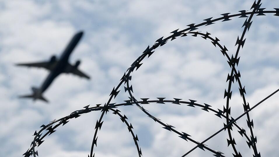 Ein 36 Jahre alter, verurteilter Afghane ist von M&uuml;nchen aus in sein Herkunftsland abgeschoben worden. (Symbolbild)