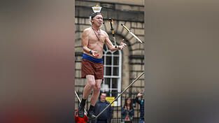 Mut, Freiheit und Wagnis sind die &bdquo;Zutaten&ldquo; des Festivals: Ein Performance-K&uuml;nstler beim Fringe in Edinburgh zeigt auf der Royal Mile vor dem Publikum sein K&ouml;nnen.