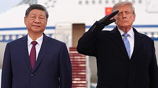 Trump salutiert zur Nationalhymne. Trump salutiert zur Nationalhymne.