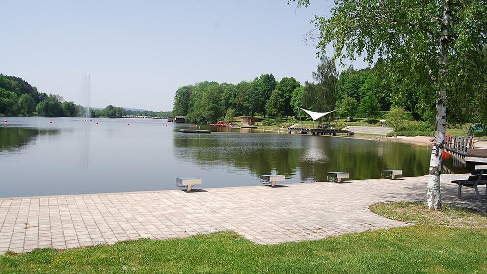 Gute Nachrichten für alle Baderatten, Wassernixen und Sonnenanbeter: Das Naturbad Rußweiher in Eschenbach in der Oberpfalz bietet weiterhin hervorragende Wasserbedingungen. Die EU-Umweltagentur hat die Qualität erneut mit exzellent ausgezeichnet. Gute Nachrichten für alle Baderatten, Wassernixen und Sonnenanbeter: Das Naturbad Rußweiher in Eschenbach in der Oberpfalz bietet weiterhin hervorragende Wasserbedingungen. Die EU-Umweltagentur hat die Qualität erneut mit exzellent ausgezeichnet.