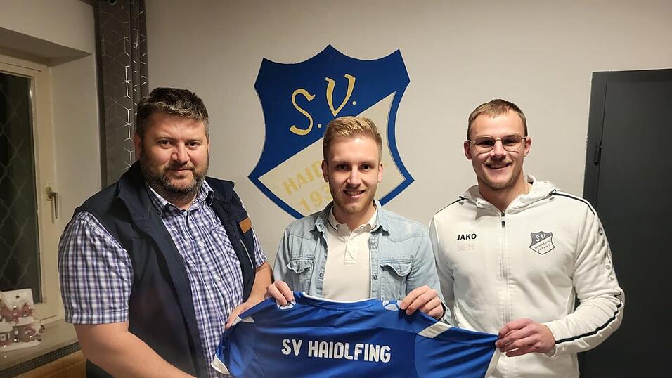 1. SV-Vorsitzender Markus Menacher (l.) und Sportlicher Leiter Philip Nowag (r.) freuen sich &uuml;ber die R&uuml;ckkehr von Christoph Stoiber.