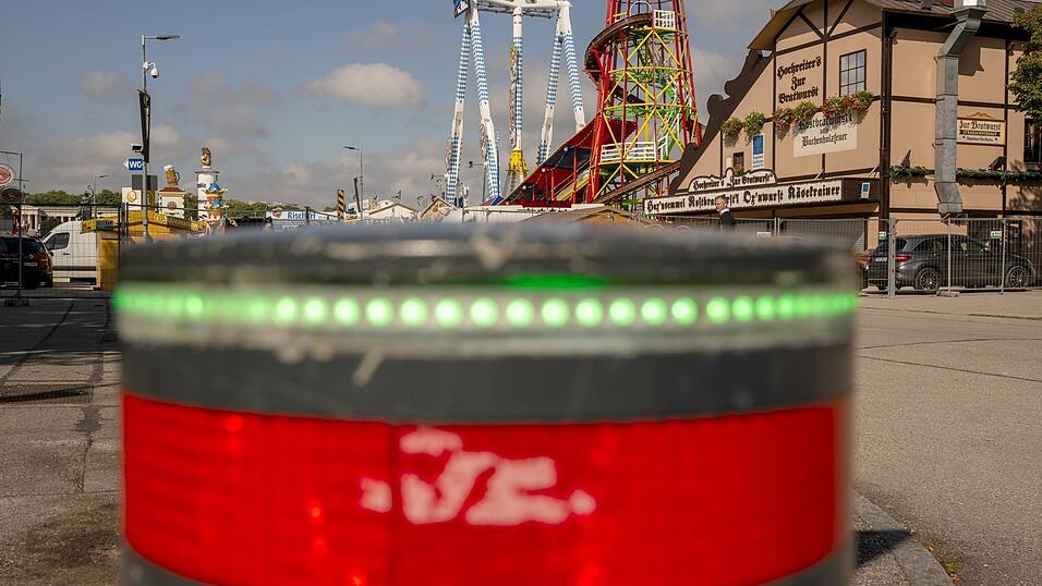 Hydraulische Poller schützen seit Jahren vor einem Auto-Anschlag auf das Oktoberfest. (Archivfoto)