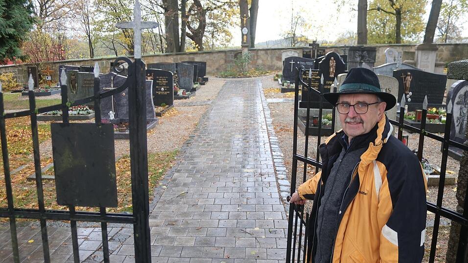 Mit gerade einmal 45 Gräbern zählt der Friedersrieder Friedhof zu den kleinsten im Landkreis. Die Erbauer haben sich bei der Gestaltung vor 104 Jahren durchaus Gedanken gemacht, zeigt der örtliche OGV-Vorsitzende Georg Fritsch.