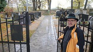 Mit gerade einmal 45 Gräbern zählt der Friedersrieder Friedhof zu den kleinsten im Landkreis. Die Erbauer haben sich bei der Gestaltung vor 104 Jahren durchaus Gedanken gemacht, zeigt der örtliche OGV-Vorsitzende Georg Fritsch.