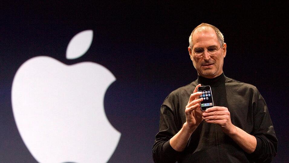 2007: Steve Jobs stellt am 29. Januar das erste iPhone in San Francisco vor.