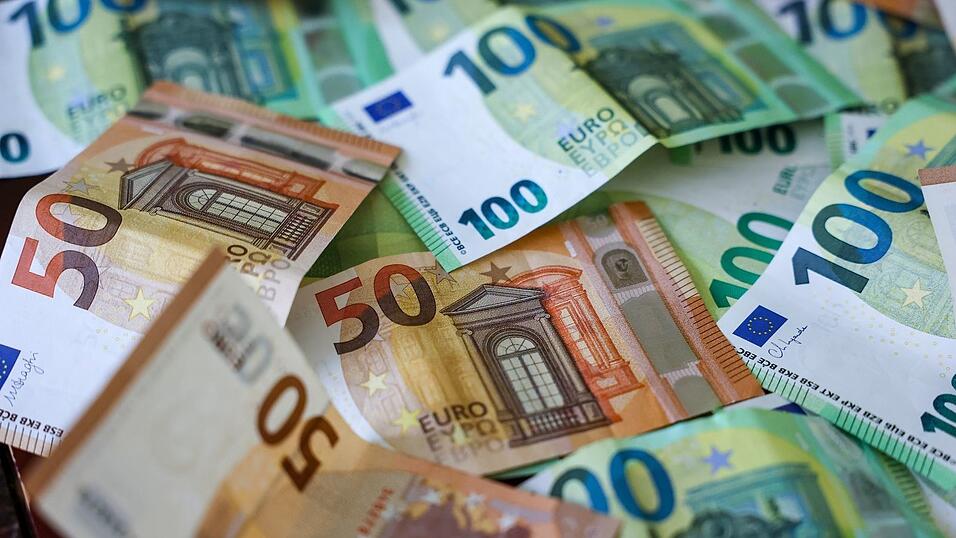 Die Polizei sammelt das Bargeld entlang der Autobahn wieder ein. (Symbolbild)