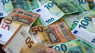 Die Polizei sammelt das Bargeld entlang der Autobahn wieder ein. (Symbolbild)