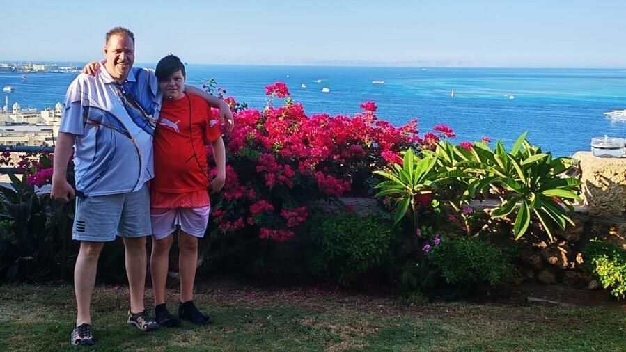 Thomas Mayr mit Sohn Christian und Blick auf das Rote Meer im Hintergrund: Hurghada ist das neue Zuhause der Landauer. Thomas Mayr mit Sohn Christian und Blick auf das Rote Meer im Hintergrund: Hurghada ist das neue Zuhause der Landauer.