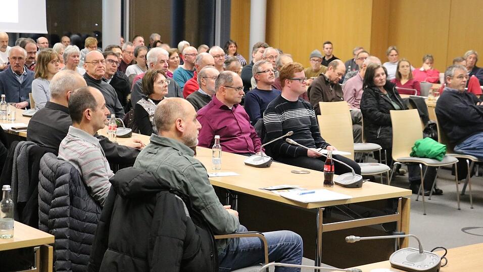 Mit über einhundert Interessierten war der große Sitzungssaal zum Bersten voll. Mit über einhundert Interessierten war der große Sitzungssaal zum Bersten voll.