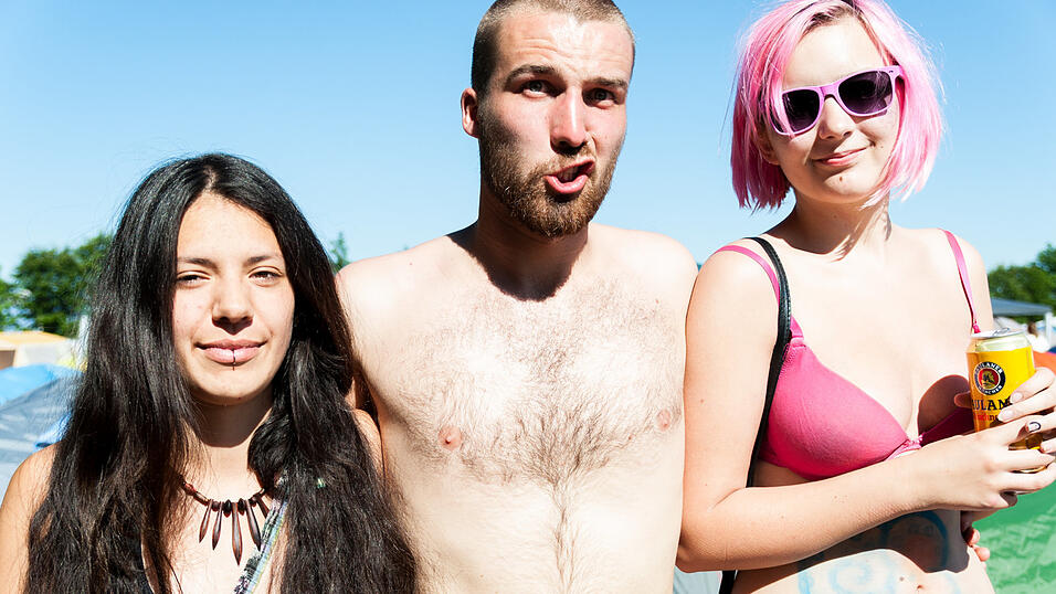 Ein Streifzug durch das Campinggelände: Trotz heißer Temperaturen sind die Festivalbesucher bestens gelaunt. (Foto: Susanne Raith) Ein Streifzug durch das Campinggelände: Trotz heißer Temperaturen sind die Festivalbesucher bestens gelaunt. (Foto: Susanne Raith)