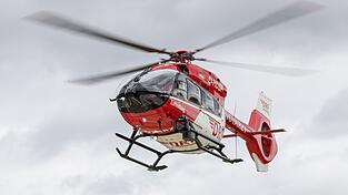 Mit einem Rettungshubschrauber wird eine schwer verletzte Frau ins Krankenhaus gebracht. (Symbolbild)