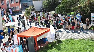 Die Besucher informierten sich an den von Vereinen und Verbänden aufgebauten Ständen über Aktionen und Aktivitäten dieser Umweltorganisationen. Die Besucher informierten sich an den von Vereinen und Verbänden aufgebauten Ständen über Aktionen und Aktivitäten dieser Umweltorganisationen.